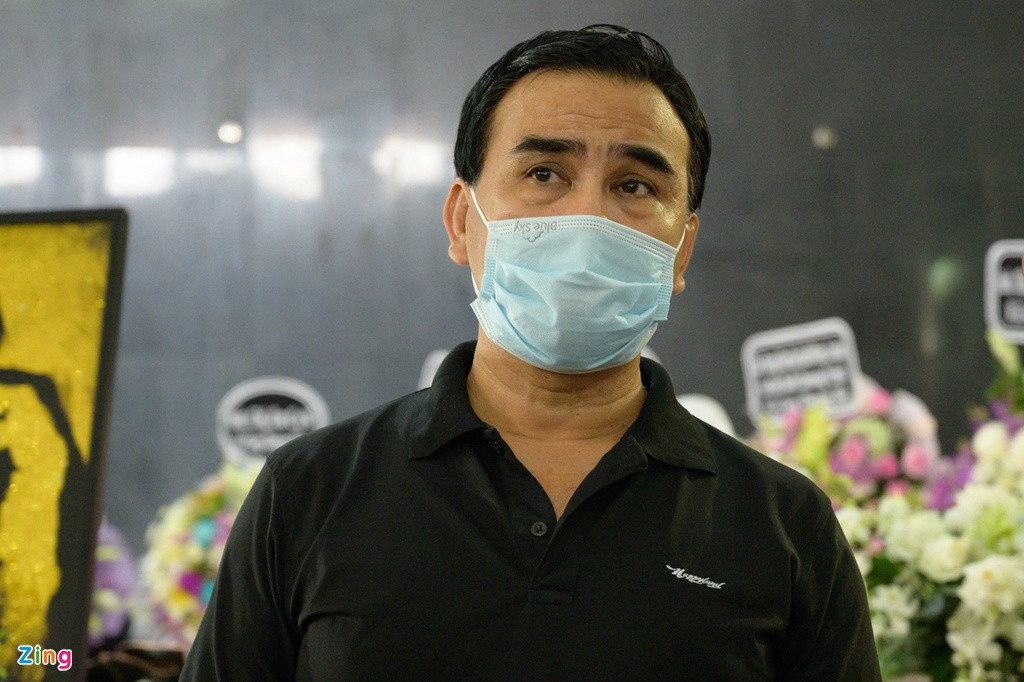 Quyền Linh bần thần trong giây phút chia ly. Trước đây, anh cũng làm MC nhiều chương trình mà danh hài Chí Tài đảm nhận vai trò khách mời.