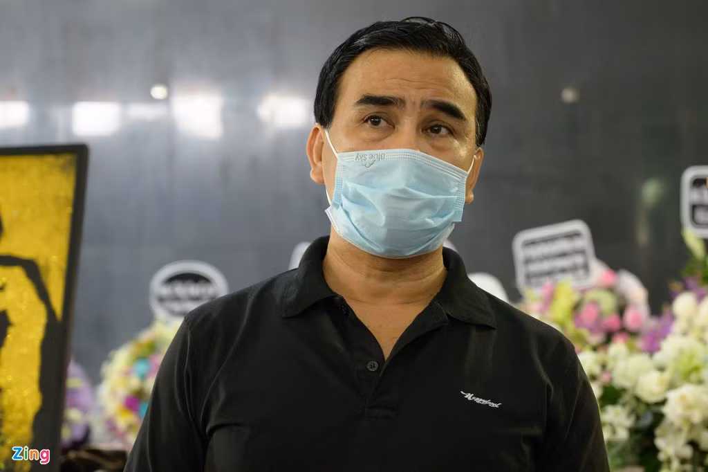 Quyền Linh bần thần trong giây phút chia ly. Trước đây, anh cũng làm MC nhiều chương trình mà danh hài Chí Tài đảm nhận vai trò khách mời.