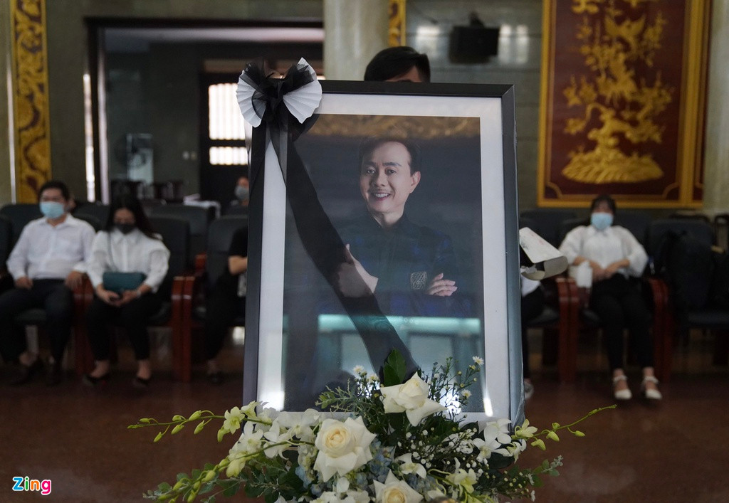 Chiều 12/12, nhiều nghệ sĩ tiếp tục tới viếng nghệ sĩ Chí Tài tại Nhà tang lễ Quốc gia phía Nam. Di ảnh của diễn viên quá cố được sắp xếp trang trọng bên trong nhà tang lễ. Nghệ sĩ Hoài Linh tự chuẩn bị khung ảnh cho người bạn thân. Trước đó, ban tổ chức cũng thông báo không nhận vòng hoa viếng. Đồng nghiệp mong muốn dùng số tiền phúng điếu để thành lập quỹ từ thiện mang tên nghệ sĩ Chí Tài.