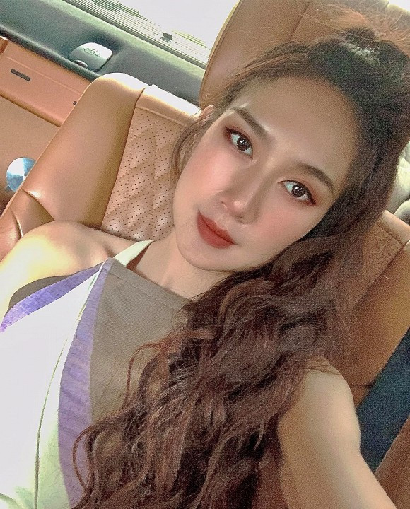  Vợ Lý Hải ăn mặc và trang điểm xinh đẹp khi đi đám hỏi cháu.