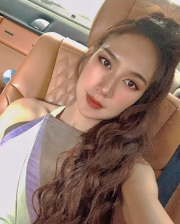  Vợ Lý Hải ăn mặc và trang điểm xinh đẹp khi đi đám hỏi cháu.