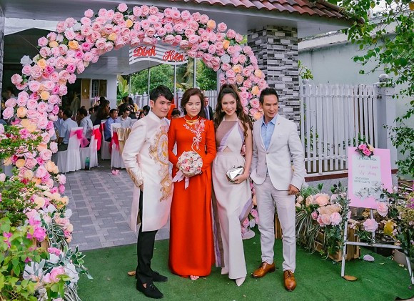 Khi chụp ảnh với cô dâu - chú rể, Lý Hải và Minh Hà có phần nổi bật hơn.