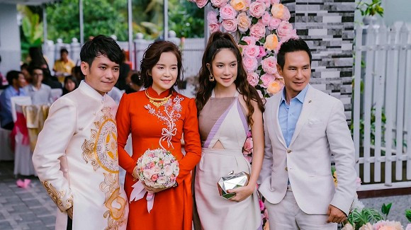 Trong khi Minh Hà diện váy kín đáo có cắt xẻ phần eo tạo điểm nhấn còn Lý Hải mặc vest tông xuyệt tông với vợ.