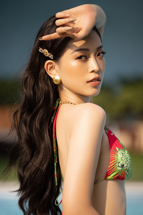 Á hậu Phương Nga không kém cạnh về sắc vóc, vẻ gợi cảm. Sau khi đoạt ngôi Á hậu, Phương Nga xuất sắc lọt top 10 cuộc thi Miss Grand International 2018 cùng giải thưởng Miss Popular Vote.