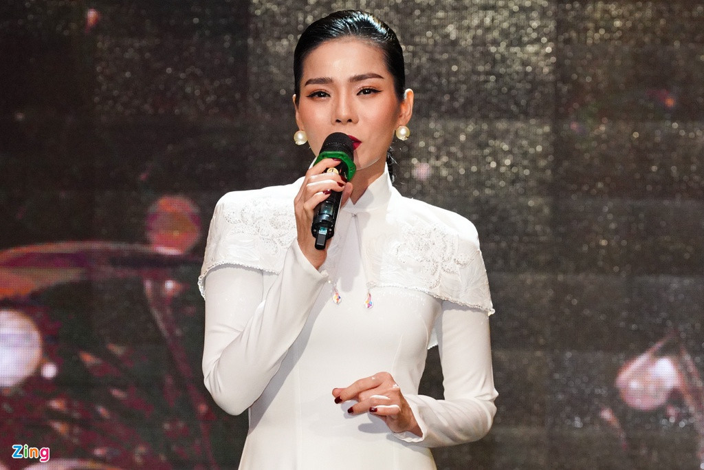 Tối 30/10, đêm nhạc gây quỹ để giúp đỡ bà con vùng lũ ở miền Trung với chủ đề "Lũ ơi chào mi" có sự góp mặt của nhiều nghệ sĩ nổi tiếng: ca sĩ Mỹ Linh, Phi Nhung, Đức Tuấn, Trọng Hiếu, Phương Mỹ Chi, Hồ Văn Cường... Xuất hiện tại sự kiện, ca sĩ Lệ Quyên diện áo dài trắng. Sau lời giới thiệu của MC Phan Anh, cô bước ra sân khấu, thể hiện ca khúc của mình.