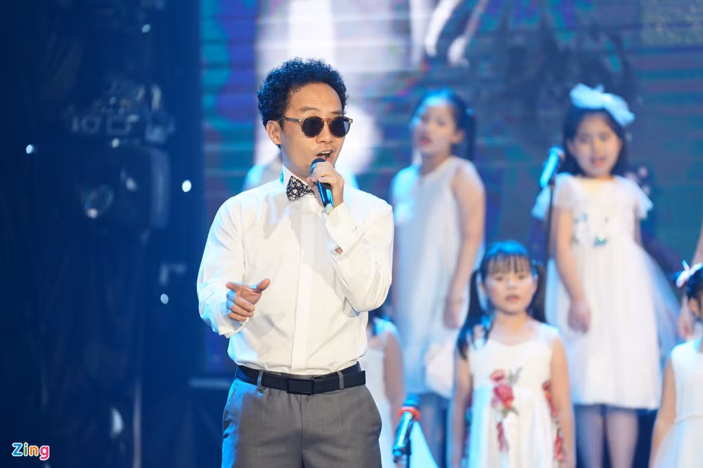 Rapper Đinh Tiến Đạt lần đầu xuất hiện trên sân khấu sau nhiều năm "ở ẩn". Anh cùng dàn thiếu nhi thể hiện ca khúc Bài ca nhà chống lũ. Chia sẻ với Zing, nam rapper cho biết nhiều năm qua, anh chuyển hướng kinh doanh, không còn tập trung cho âm nhạc. Ngoài ra, anh muốn dành nhiều thời gian để chăm sóc, dạy dỗ con trai, lo lắng cho gia đình nhỏ.