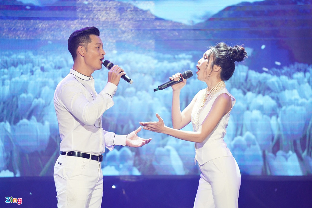 Trong đêm nhạc, Hiền Thục và Đức Tuấn song ca nhạc phẩm Để gió cuốn đi của cố nhạc sĩ Trịnh Công Sơn. Phần thể hiện ăn ý của cặp ca sĩ nhận nhiều sự cổ vũ từ phía quan khách và khán giả tại sự kiện.