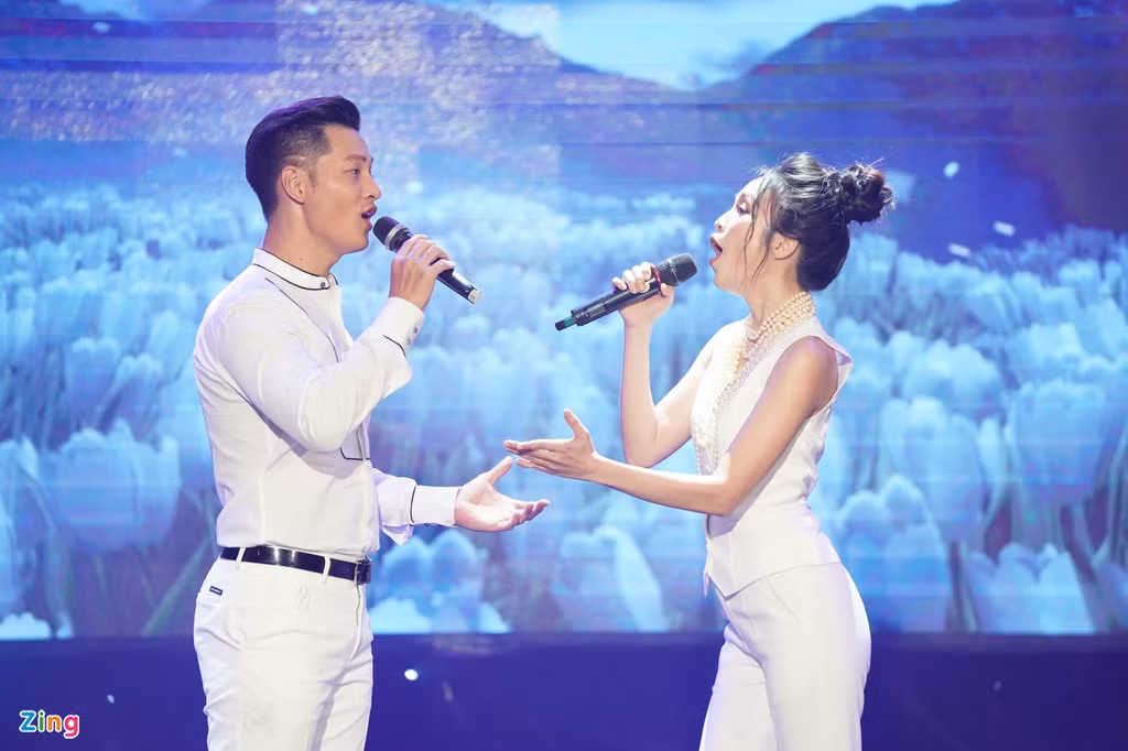 Trong đêm nhạc, Hiền Thục và Đức Tuấn song ca nhạc phẩm Để gió cuốn đi của cố nhạc sĩ Trịnh Công Sơn. Phần thể hiện ăn ý của cặp ca sĩ nhận nhiều sự cổ vũ từ phía quan khách và khán giả tại sự kiện.