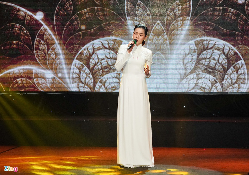 Khi Zing hỏi về thông tin Lệ Quyên ly hôn ông xã Đức Huy, cô từ chối trả lời và nhanh chóng rời khỏi sự kiện. Cô cũng từ chối bình luận về tin đã có bạn trai. Trước đó, vào chiều cùng ngày, trên trang cá nhân, nữ ca sĩ xác nhận việc cô và chồng ly hôn. "Trong văn bản ly hôn, pháp luật đã ghi rõ, chúng tôi thuận tình, tự nguyện, không vi phạm đạo đức, không vi phạm pháp luật. Vì vậy, chúng tôi luôn coi nhau là bạn, người thân, văn minh và hiểu biết và không ai làm tổn thương ai cho đến khi ly hôn", ca sĩ Lệ Quyên chia sẻ.