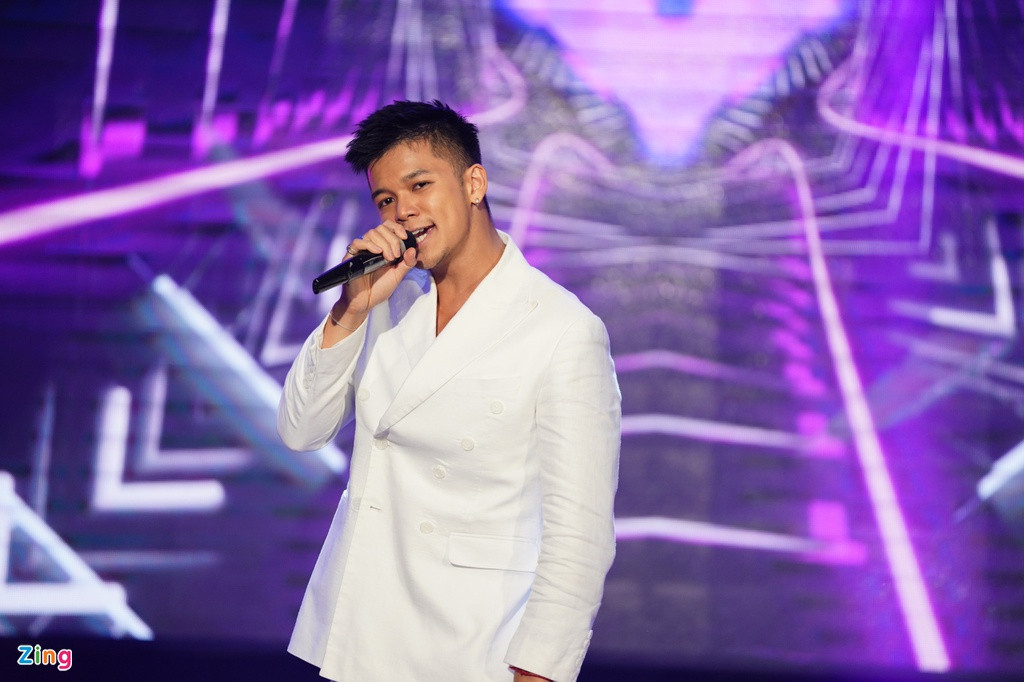 Trọng Hiếu khuấy động không khí với ca khúc Ông trời để lạc em ở đây. Tiết mục của nam ca sĩ nhận nhiều tràng vỗ tay từ phía khán giả.