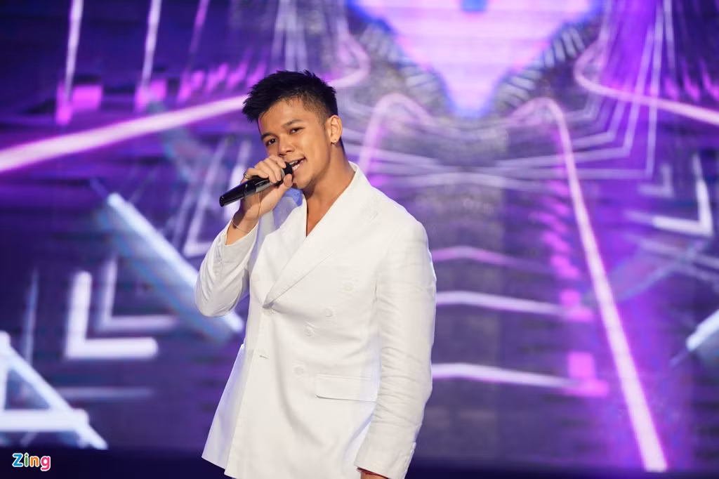 Trọng Hiếu khuấy động không khí với ca khúc Ông trời để lạc em ở đây. Tiết mục của nam ca sĩ nhận nhiều tràng vỗ tay từ phía khán giả.