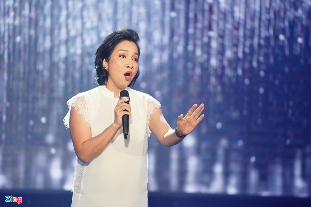 Diva Mỹ Linh xúc động khi thể hiện ca khúc Cơn bão của nhạc sĩ Hồng Kiên. Nữ ca sĩ chia sẻ năm 2020 là năm khó quên đối với nhân loại khi phải chống chọi đại dịch Covid-19. Ở Việt Nam, hơn tháng qua, miền Trung oằn mình trước lũ lụt, bão số 9 hoành hành. "Trong những năm gần đây, tình hình thiên tai diễn biến khó lường với bão mạnh hơn, lũ lụt xảy ra bất thường. Một trong những nguyên nhân quan trọng là biến đổi khí hậu. Biến đổi khí hậu là vấn đề của toàn cầu. Chúng ta cũng không thể ngồi đợi khí hậu hết biến đổi, chúng ta cần hành động ngay", cô nói.