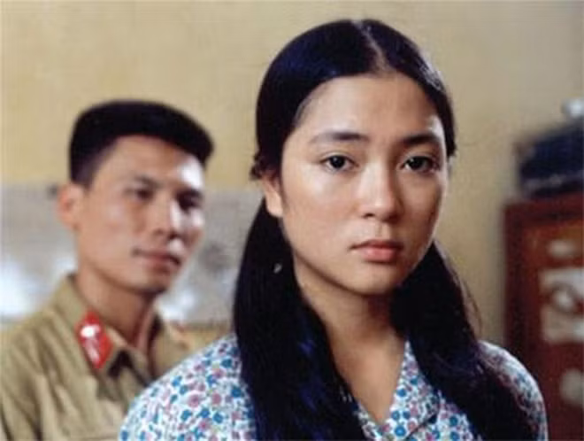 Cũng trong chương trình, Nguyễn Thị Huyền kể về kỷ niệm đóng phim cách đây 17 năm. Trong tác phẩm điện ảnh được chuyển thể từ tiểu thuyết Thời xa vắng của nhà văn Lê Lựu, cô đóng vai Hương. Ở tuổi 18, cô gây chú ý với vẻ đẹp thuần Việt, khuôn mặt thanh tú. Đây là vai diễn đầu tiên và cuối cùng mà người đẹp đảm nhận tính đến thời điểm hiện tại.