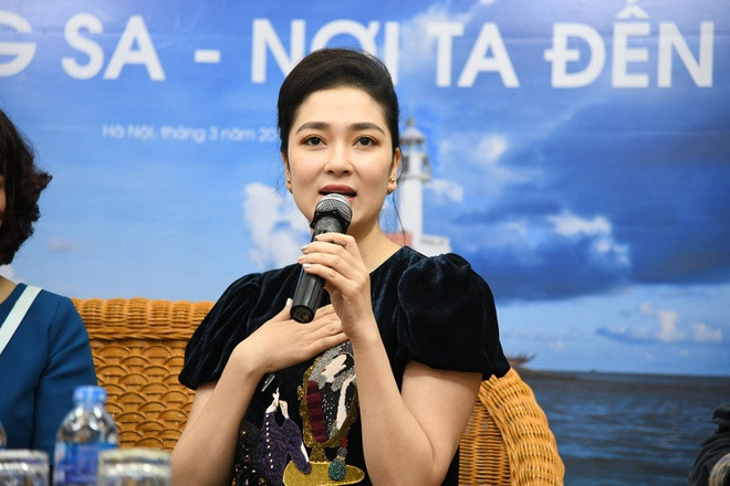 Hoa hậu Việt Nam 2004 được nhận xét là người sống kín tiếng. Trên trang cá nhân, cô hiếm khi chia sẻ về cuộc sống đời tư. Sau một lần hôn nhân đổ vỡ, Nguyễn Thị Huyền gần như biến mất khỏi các sự kiện giải trí. Cô dành thời gian cho gia đình.