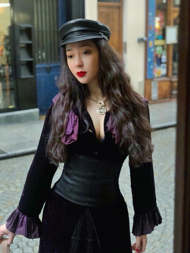 Người đẹp sinh năm 1985 chịu khó thay đổi hình ảnh bản thân. Cô thử sức với nhiều phong cách thời trang và kiểu tóc khác nhau.