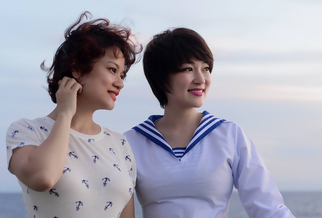 Năm 2017, Nguyễn Thị Huyền từng có chuyến đi đến Trường Sa. Thời điểm đó, cô để tóc ngắn cá tính. Tuy nhiên, nét đẹp Á đông và nụ cười rạng rỡ của cô vẫn luôn được khán giả ngợi khen.