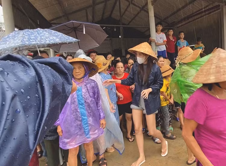 e-Magazine: “Thủy Tiên, em đúng là bà Tiên“! - Hình 6 e-Magazine: “Thuy Tien, em dung la ba Tien“!-Hinh-6