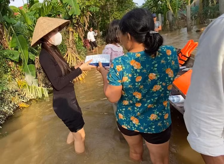 e-Magazine: “Thủy Tiên, em đúng là bà Tiên“! - Hình 3 e-Magazine: “Thuy Tien, em dung la ba Tien“!-Hinh-3
