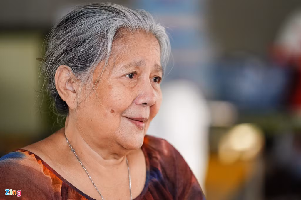 NSƯT Lê Thiện buồn bã khi nhắc lại những kỷ niệm với đồng nghiệp. "Tôi ấn tượng nhất là vai diễn bà Tám Luông của nghệ sĩ Ánh Hoa trong phim Đất phương Nam. Chị đã lột tả một cách chân thực nhất sự khắc khổ, đau đớn của người mẹ khi chứng kiến cảnh con mình ngã xuống vì lính Tây. Sau này, khi làm việc chung với chị, tôi càng yêu mến vì sự chịu khó, hết mình vì nghề", nữ nghệ sĩ bộc bạch.