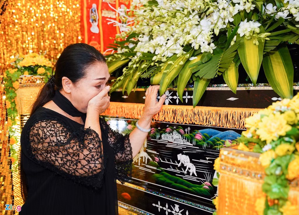 Đứng trước linh cữu của đồng nghiệp, NSND Bạch Tuyết không nén nổi xúc động. Bà bàng hoàng trước sự ra đi của nghệ sĩ Ánh Hoa. "Chị Ánh Hoa là một nghệ sĩ cải lương đặc biệt, tài hoa. Đối với vai bà mẹ Lão Bà trong vở Kiều Nguyệt Nga, không ai có thể làm tốt hơn chị ấy. Tôi vô cùng trân trọng tài năng và phẩm chất của nghệ sĩ Ánh Hoa”, NSND Bạch Tuyết nói với Zing.