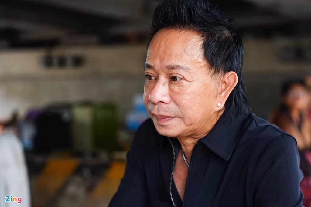 Nghệ sĩ hài Bảo Chung cũng có mặt tại tang lễ để tưởng nhớ diễn viên Đồng tiền xương máu. Sinh thời, nghệ sĩ Ánh Hoa có cuộc đời riêng nhiều lận đận. Chồng bà mất sớm, một mình nữ diễn viên nuôi các con trưởng thành. Bà có 4 người con nhưng đều lần lượt ra đi vì bệnh tim.