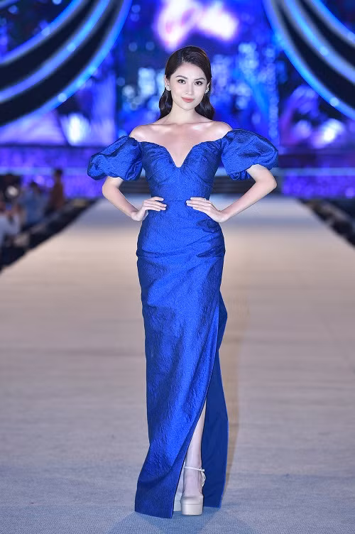 Á hậu Thùy Dung xinh đẹp với thiết kế tôn dáng.