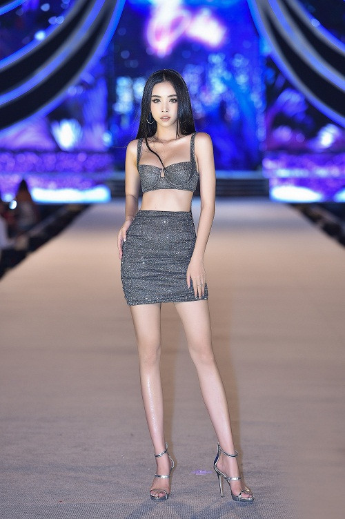 Á hậu Thúy An khoe vẻ bốc lửa trên thảm đỏ.