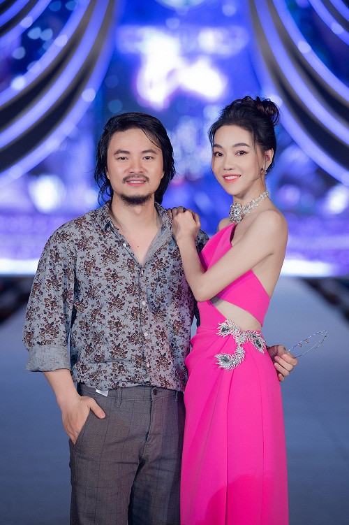 Tổng đạo diễn chương trình Hoa hậu Việt Nam 2020 Hoàng Nhật Nam chụp ảnh cùng bà xã.