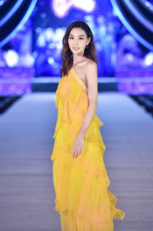 Người đẹp Nhân ái Thuỳ Tiên thả dáng với thiết kế bay bổng.