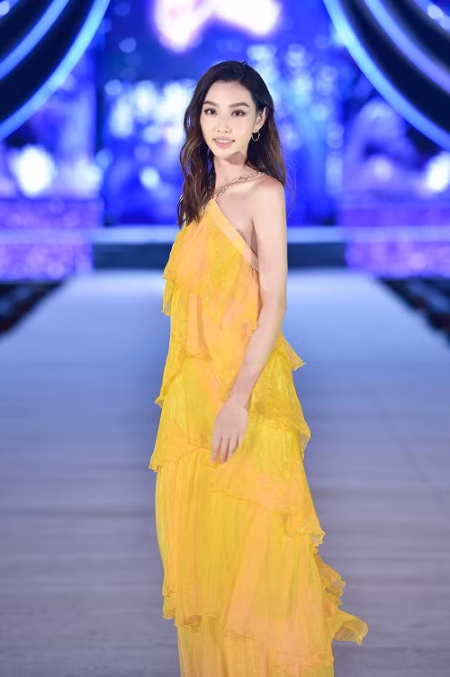 Người đẹp Nhân ái Thuỳ Tiên thả dáng với thiết kế bay bổng.