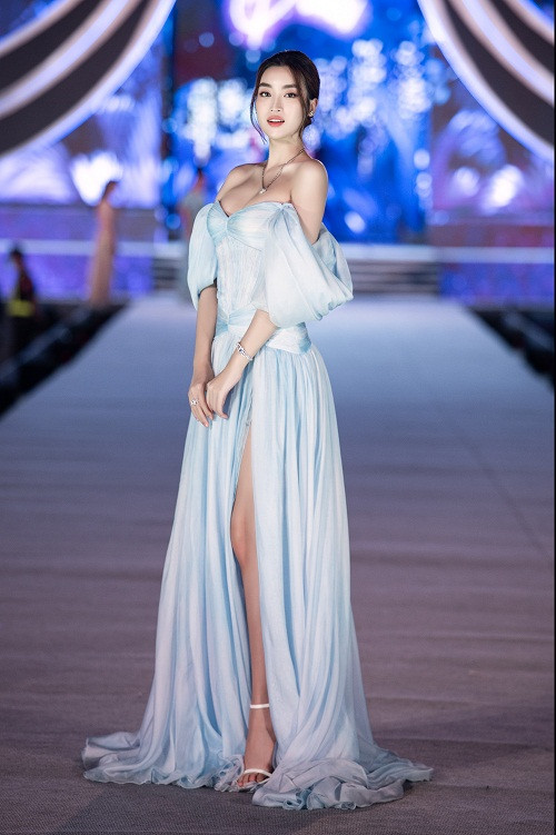 Hoa hậu Đỗ Mỹ Linh diện đầm xẻ cao khoe chân dài và bờ vai trần nuột nà. Cô cũng khéo khoe vòng 1 lấp ló gợi cảm.