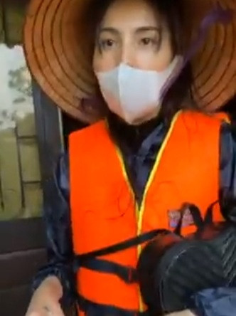 Thuy Tien doi non, loi nuoc toi gan bung di cuu tro tung nha-Hinh-3