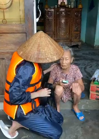 Thuy Tien doi non, loi nuoc toi gan bung di cuu tro tung nha-Hinh-4