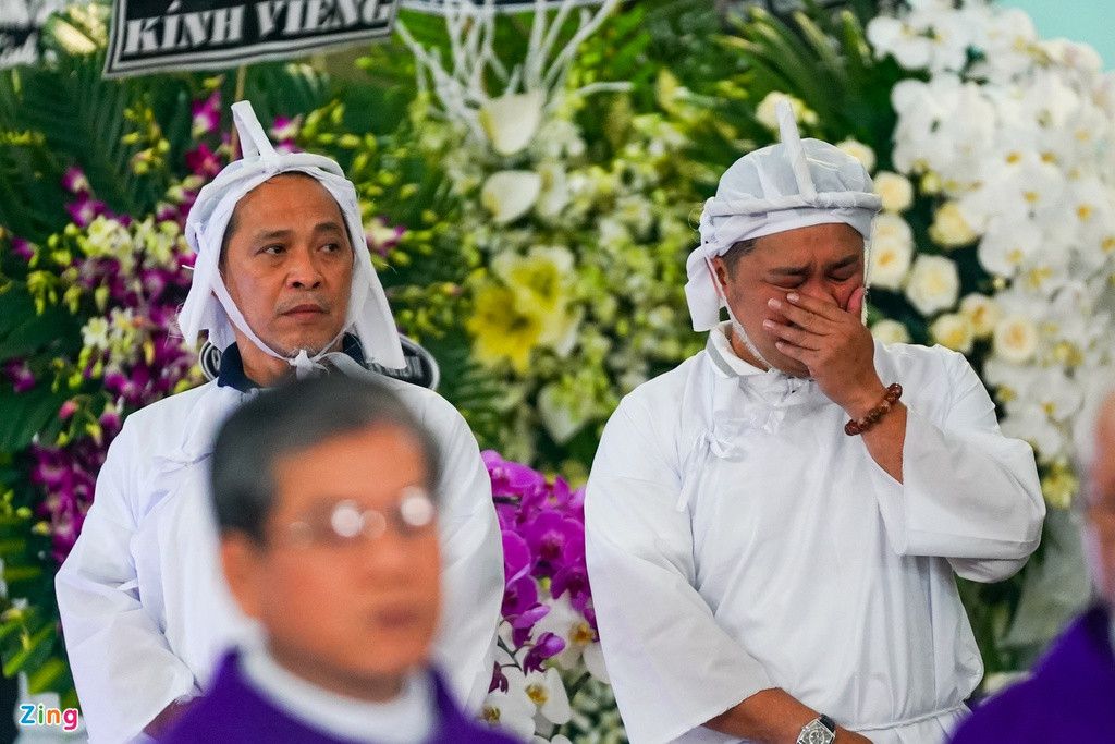 Lý Sơn bần thần trong tang lễ cha. Lý Hùng bật khóc khi nhìn cha lần cuối. Lễ tang của NSND Lý Huỳnh có sự chủ trì của ông Trần Thế Thuận, Giám đốc Sở Văn hóa và Thể thao TP.HCM (trưởng ban) và bà Dương Cẩm Thúy (Chủ tịch Hội Điện ảnh TP.HCM), bà Nguyễn Thị Thanh Thúy (Phó giám đốc Sở Văn hóa và Thể thao TP.HCM)...