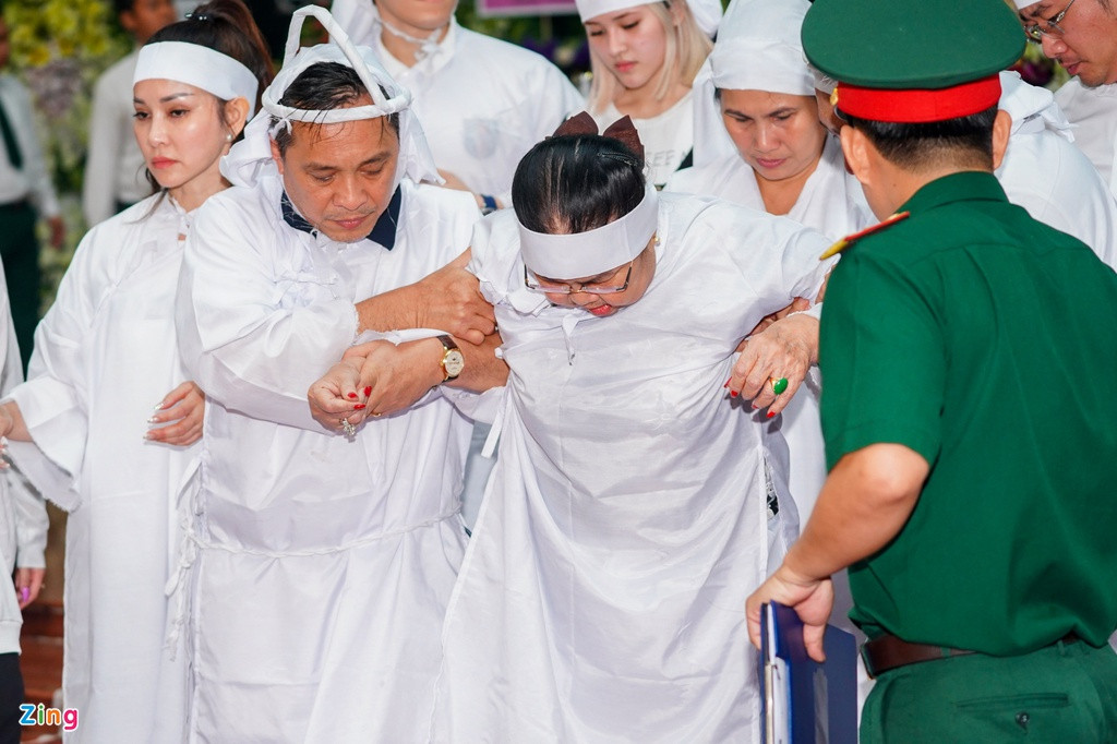 Bà Đoàn Thị Nguyên - vợ NSND Lý Huỳnh - không thể đứng vững trong tang lễ chồng. Bà phải ngồi ghế hoặc được con cháu dìu đi. Hai ngày qua, bà suy sụp, đau đớn vì mất chồng. Lý Hùng cho biết anh và các thành viên trong gia đình thường xuyên động viên tinh thần mẹ.