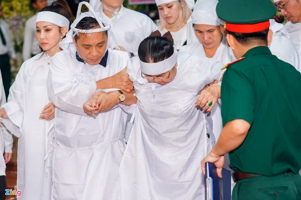 Bà Đoàn Thị Nguyên - vợ NSND Lý Huỳnh - không thể đứng vững trong tang lễ chồng. Bà phải ngồi ghế hoặc được con cháu dìu đi. Hai ngày qua, bà suy sụp, đau đớn vì mất chồng. Lý Hùng cho biết anh và các thành viên trong gia đình thường xuyên động viên tinh thần mẹ.