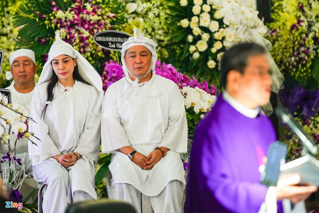 Từ 8h, lễ thánh an táng theo nghi lễ đạo Thiên chúa diễn ra nhà tang lễ. Sau đó, thi hài của NSND Lý Huỳnh sẽ được an táng tại Phúc An Viên, quận 9, TP.HCM.