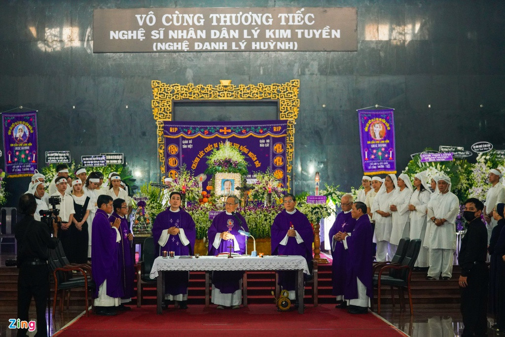 Vợ con khóc nghẹn đưa tiễn NSND Lý Huỳnh Vo con khoc nghen dua tien NSND Ly Huynh