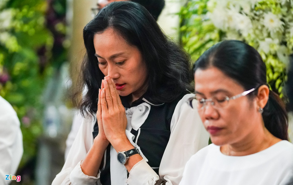 NSƯT Hạnh Thúy đến đưa tiễn bậc tiền bối lần cuối. Chị cũng là một trong các thành viên của ban tang lễ NSND Lý Huỳnh.