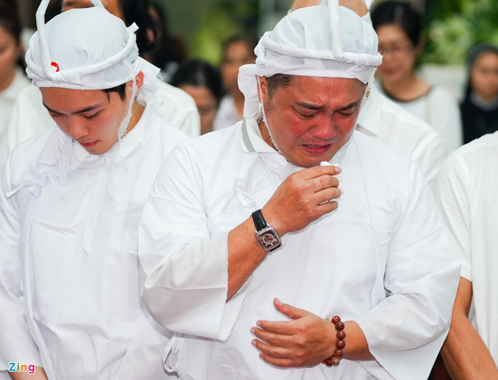 Theo bà, NSND Lý Huỳnh không chỉ được tôn trọng vì tâm huyết, lòng yêu nghề mà còn khán giả yêu mến bởi sự giản dị, hòa đồng và tấm lòng nhân hậu. Lắng nghe điếu văn, sáu người con của NSND Lý Huỳnh đều nghẹn ngào.