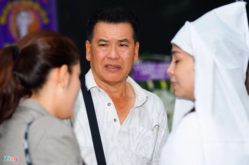 Nghệ sĩ Hữu Nghĩa xúc động khi chia sẻ nỗi mất cha với Lý Hương và gia đình. Anh nói với Zing ấn tượng về bậc tiền bối: "Chú luôn xem tôi như con, chỉ bảo tận tình khi đóng phim của gia đình. Chú tận tâm, tận lực với điện ảnh Việt".