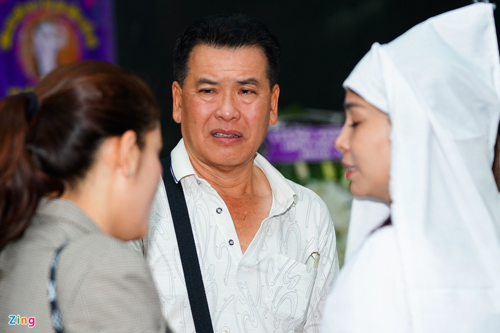 Nghệ sĩ Hữu Nghĩa xúc động khi chia sẻ nỗi mất cha với Lý Hương và gia đình. Anh nói với Zing ấn tượng về bậc tiền bối: "Chú luôn xem tôi như con, chỉ bảo tận tình khi đóng phim của gia đình. Chú tận tâm, tận lực với điện ảnh Việt".