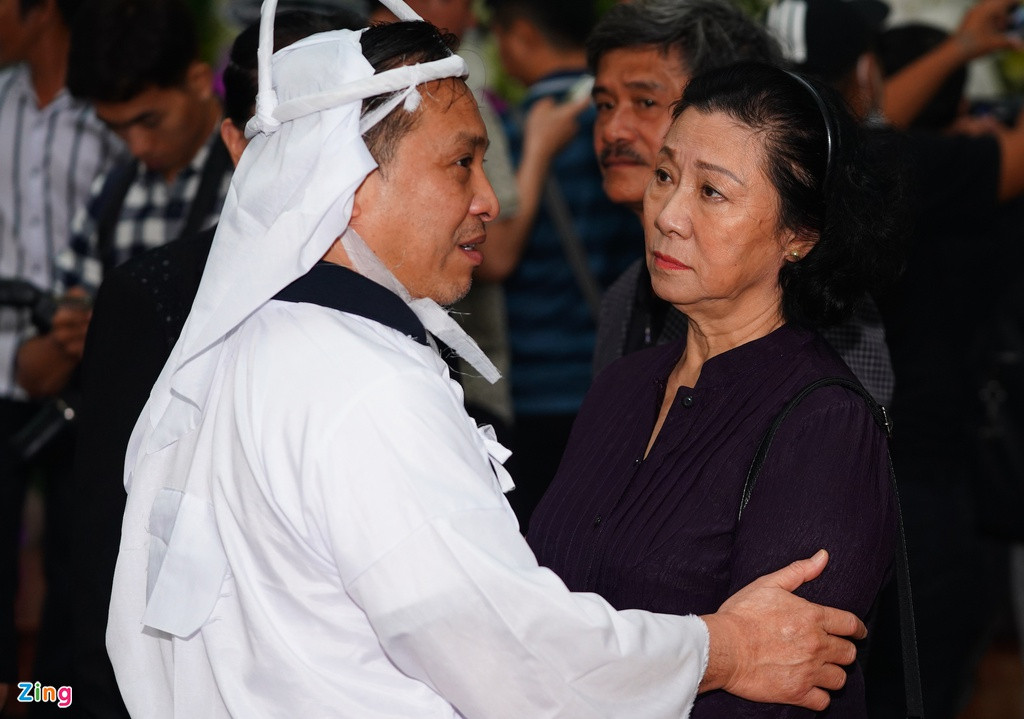 NSƯT Minh Đức chia buồn với Lý Sơn. "Anh Lý Huỳnh được các thế hệ đàn em, con cháu yêu mến vì lòng yêu nghề, tấm lòng nhân hậu. Anh đã sống cuộc đời ý nghĩa, trọn vẹn", bà chia sẻ.