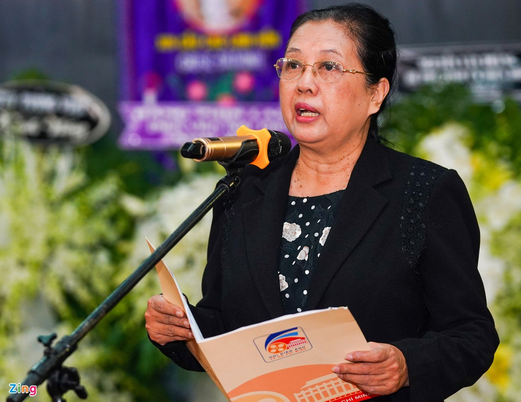 Bà Dương Cẩm Thúy, Chủ tịch Hội điện ảnh TP.HCM đọc điếu văn. Nhắc lại quá trình đến với nghệ thuật của NSND Lý Huỳnh từ năm 1975 đến nay, bà Thúy khẳng định cố nghệ sĩ không chỉ là diễn viên Việt Nam đầu tiên đóng phim võ thuật, mà ông còn là nhà quản lý, chỉ đạo diễn xuất, giám đốc sản xuất các phim võ thuật.