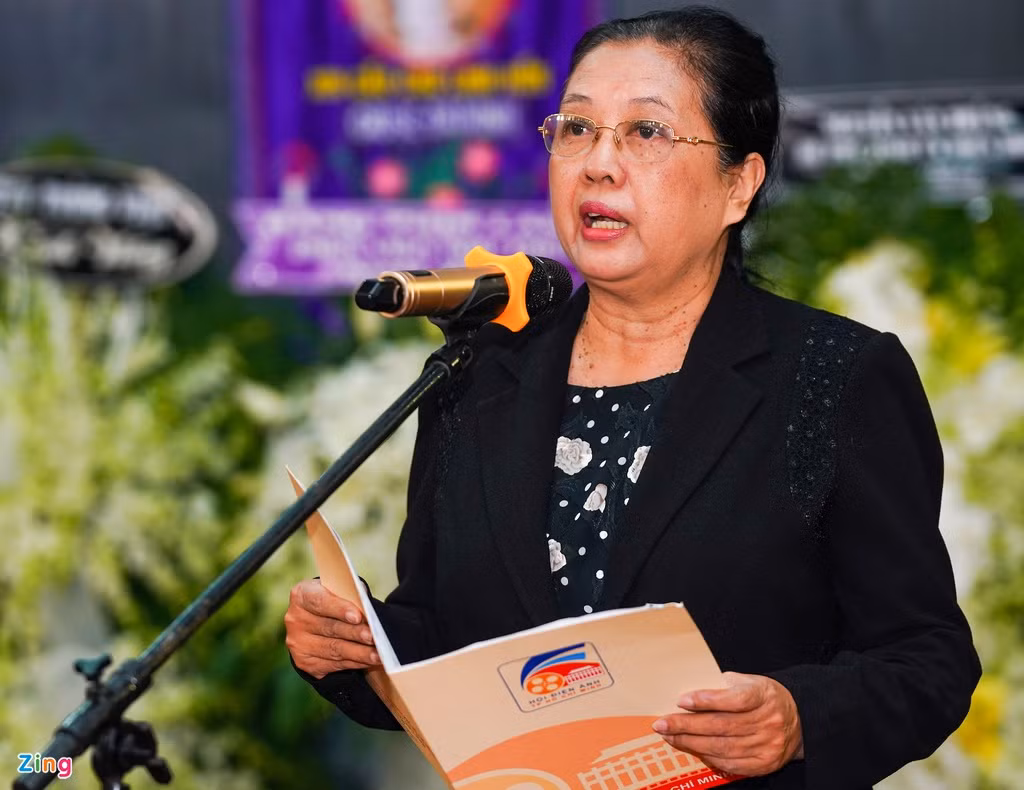 Bà Dương Cẩm Thúy, Chủ tịch Hội điện ảnh TP.HCM đọc điếu văn. Nhắc lại quá trình đến với nghệ thuật của NSND Lý Huỳnh từ năm 1975 đến nay, bà Thúy khẳng định cố nghệ sĩ không chỉ là diễn viên Việt Nam đầu tiên đóng phim võ thuật, mà ông còn là nhà quản lý, chỉ đạo diễn xuất, giám đốc sản xuất các phim võ thuật.