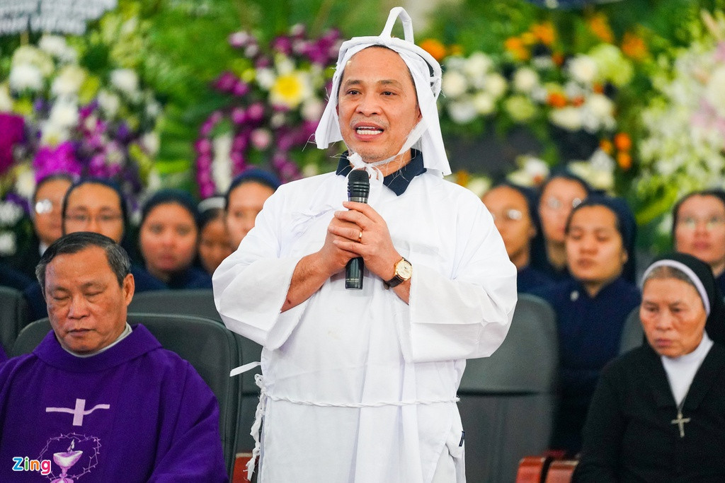 Đại diện gia đình, Lý Sơn gửi lời cảm ơn tấm lòng của mọi người dành cho cha, đến đưa tiễn ông về nơi an nghỉ. Anh chia sẻ nỗi đau buồn khi mất cha. Anh hứa sẽ dành cả cuộc đời làm những điều tốt đẹp, phúc đức để xứng đáng với công ơn của cha. Đạo diễn Nước mắt học trò đã khóc khi nói về người cha quá cố.