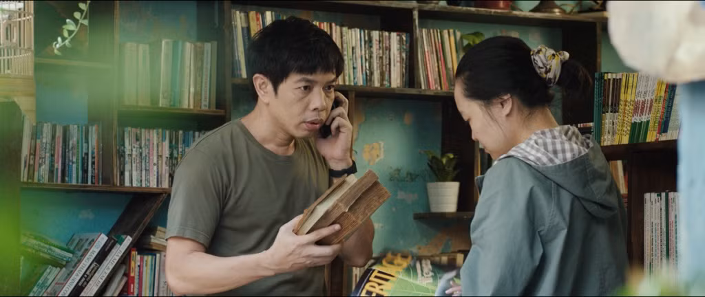  Chàng vợ của em (2018): Không mang vẻ ngoài mỹ nam, Thái Hòa vẫn chinh phục được khán giả trong bộ phim tình cảm Chàng vợ của em. Đây cũng là dự án giúp nam diễn viên và đạo diễn Charlie Nguyễn hồi sinh phong độ sau quãng thời gian "đường ai nấy đi" nhưng không mấy thành công. Kịch bản Chàng vợ của em được đánh giá độc đáo, xoay quanh việc "đàn bà xây nhà, đàn ông xây tổ ấm". Thái Hòa thủ vai Hùng - nhân vật nổi bật tính cách ngốc nghếch, dễ thương. Đây không phải vai diễn khó với nam diễn viên khi anh từng nhiều lần thành công với tạo hình tương tự. Chàng vợ của em thu về 86 tỷ đồng, trở thành phim ăn khách thứ hai của năm. Ảnh: Galaxy.