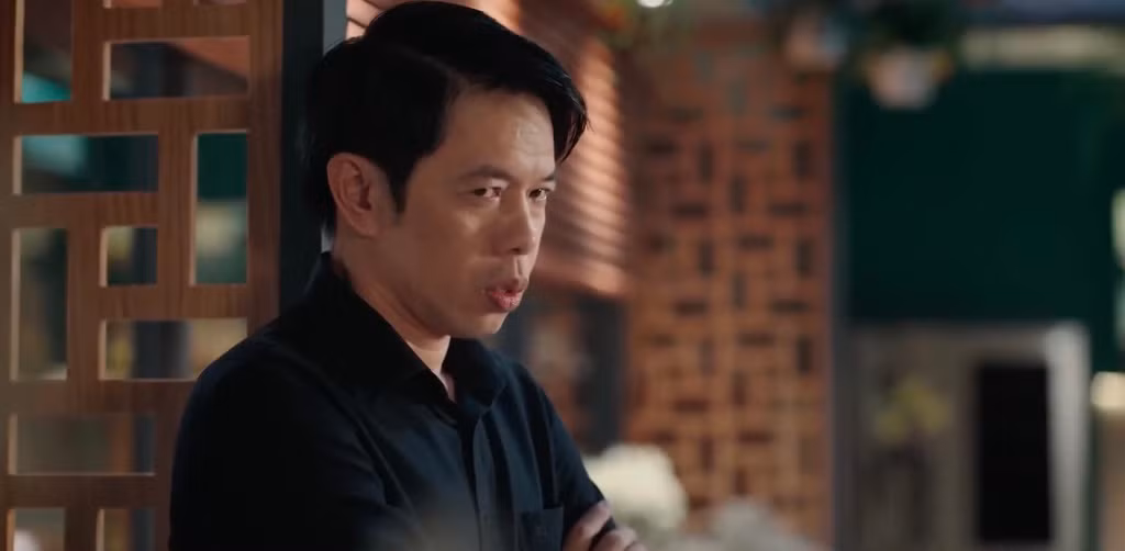  Tiệc trăng máu: Gần nhất, Thái Hòa tái ngộ khán giả trong Tiệc trăng máu, sắm vai nhà báo Phan Bất Bình. Tác phẩm quy tụ dàn diễn viên thực lực màn ảnh Việt như Đức Thịnh, Hồng Ánh, Kiều Minh Tuấn, Thu Trang, Hứa Vĩ Văn, Kaity Nguyễn. Song, Phan Bất Bình vẫn tạo được ấn tượng trong lòng khán giả nhờ diễn xuất của Thái Hòa. Nam diễn viên lột tả thành công tính khí cục cằn, gia trưởng của Bất Bình qua đài từ mang sắc thái phủ đầu đối phương và biểu cảm khuôn mặt thường trực sự cau có. Theo thống kê của Box Office Vietnam, doanh thu của Tiệc trăng máu hiện đã vượt mốc 43 tỷ đồng. Ảnh: Chụp màn hình.