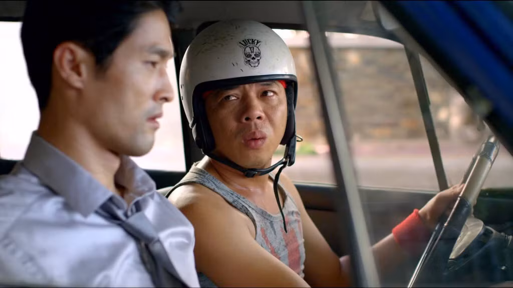  Tèo em (2013): Thái Hòa và Charlie Nguyễn tiếp tục tái xuất trong mùa Giáng sinh 2013 với Tèo em. Với thành tích thu về 85 tỷ đồng từ phòng vé, tác phẩm trở thành phim Việt ăn khách nhất năm và đứng thứ 15 trong bảng xếp hạng doanh thu phim Việt cao nhất mọi thời đại. Trong đó, Thái Hòa là nhân tố đóng vai trò then chốt. Hóa thân thành hình tượng Tèo - người em khù khờ của anh Tí (Johnny Trí Nguyễn), nam diễn viên phát huy được khả năng diễn xuất đa dạng, "chọc" cười khán giả bằng những câu thoại hài hước, song lại lấy nước mắt người xem trong các phân cảnh đề cao tình anh em. Ảnh: CGV.