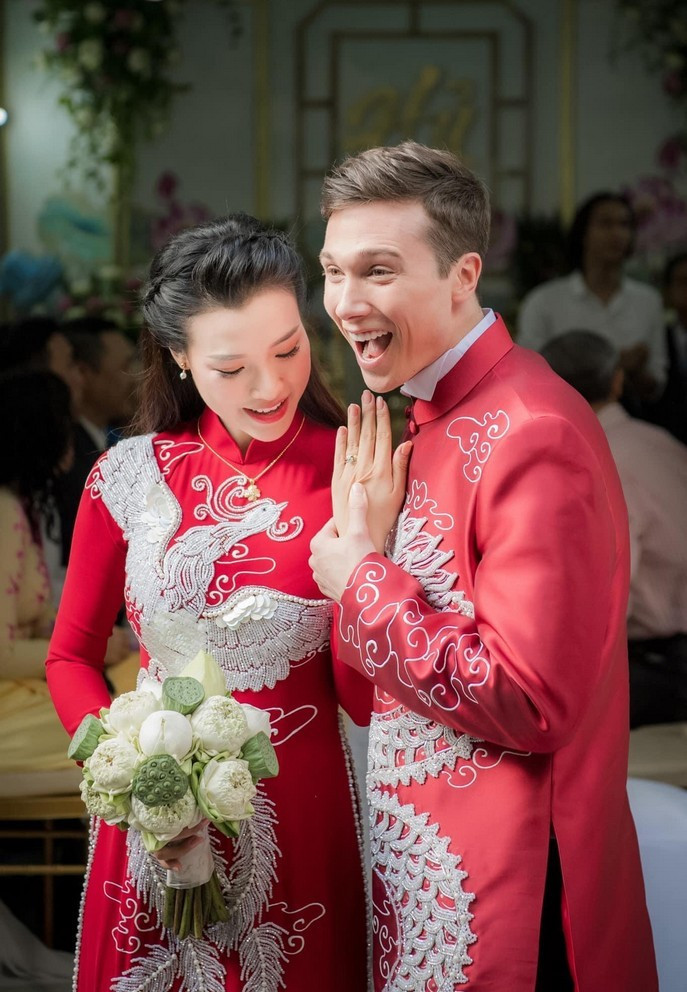 Dù khác biệt về văn hóa, ngôn ngữ nhưng chồng cô vẫn cố gắng giao tiếp và cùng tham gia nhiều hoạt động với ba mẹ, các em của vợ.